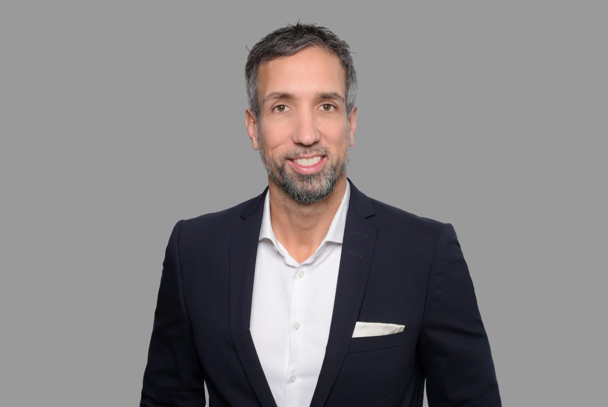 Luana-AG-Marcus-Florek-CEO-Pressefoto Portrait with grey background of Marcus Florek