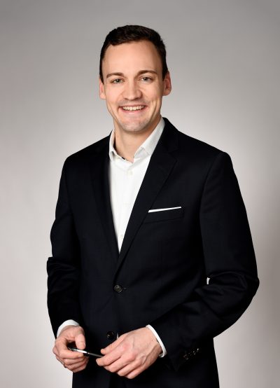Portrait with grey background of Nico Behns